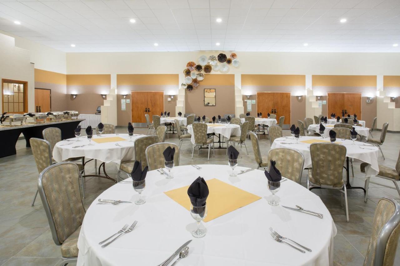 Holiday Inn Riverton-Convention Center By Ihg Buitenkant foto